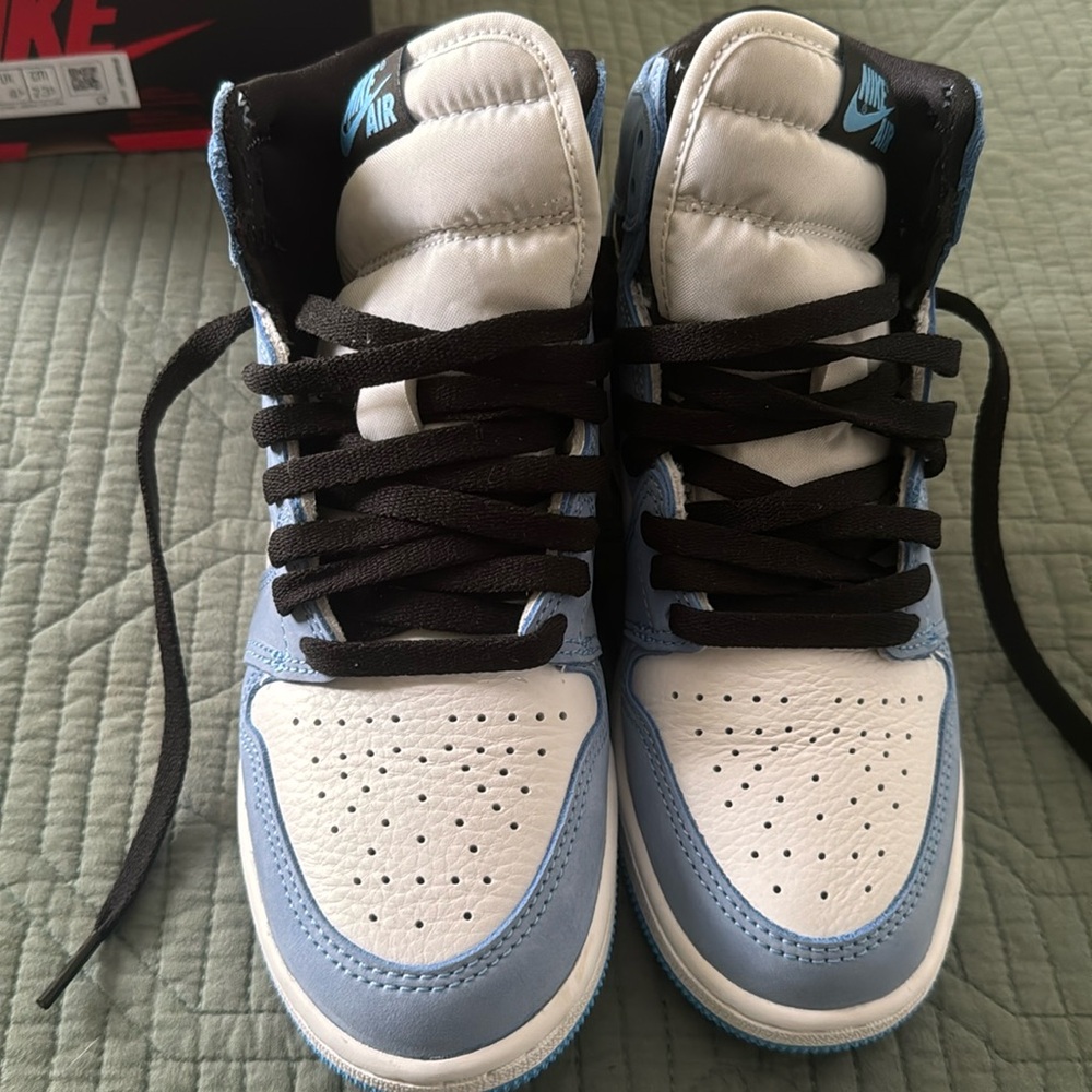 Nike Air Jordan 1 great condition worn once. Fit woman size 6.5